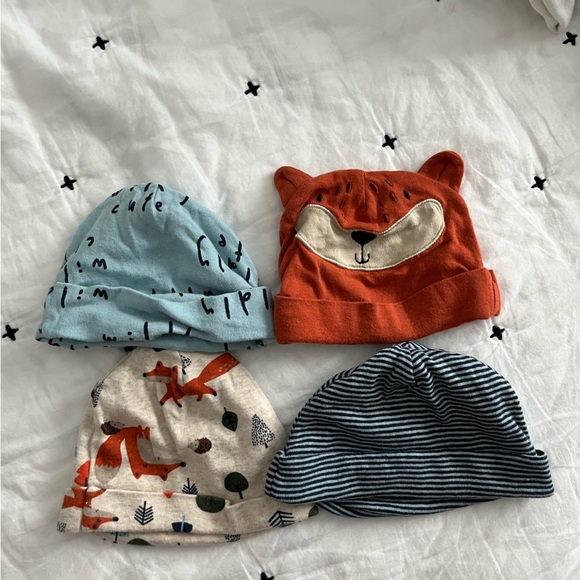 Gerber Cotton Footies (3) and coordinating hats (4) 3-6M - Picture 2 of 11